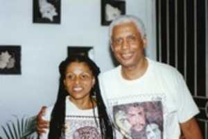 Bezpłatne pobieranie Assata Shakur odwiedzona na Kubie przez Tolberta Jonesa Małe i rodzinne darmowe zdjęcie lub zdjęcie do edycji za pomocą internetowego edytora obrazów GIMP