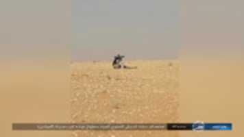 הורדה חינם טנק של צבא Murtadd Nusayri היה ממוקד על ידי טיל מודרך ליד העיר אל-מיאדין תמונה או תמונה בחינם לעריכה עם עורך התמונות המקוון GIMP