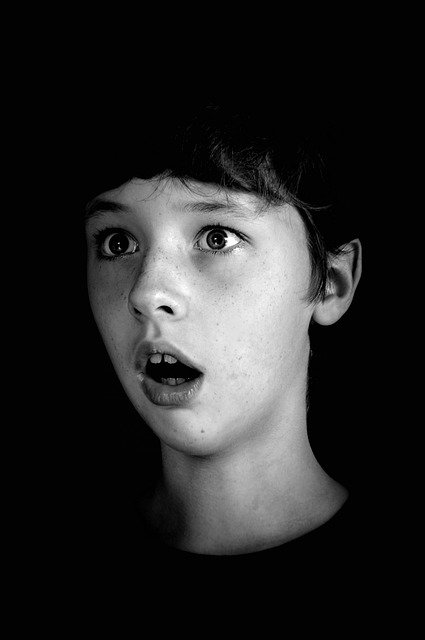 تنزيل مجاني لصورة الطفل المتفاجئة بالتعبير عن الصدمات المجانية ليتم تحريرها باستخدام محرر الصور المجاني عبر الإنترنت من GIMP