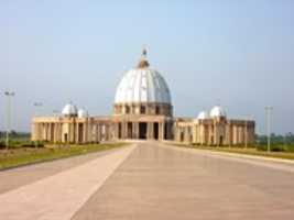 Unduh gratis Basilica Of Our Lady Of Peace Yamoussoukro foto atau gambar gratis untuk diedit dengan editor gambar online GIMP