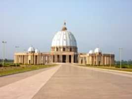 Scarica gratis la foto o l'immagine gratuita della Basilica di Nostra Signora della Pace Yamoussoukro da modificare con l'editor di immagini online GIMP