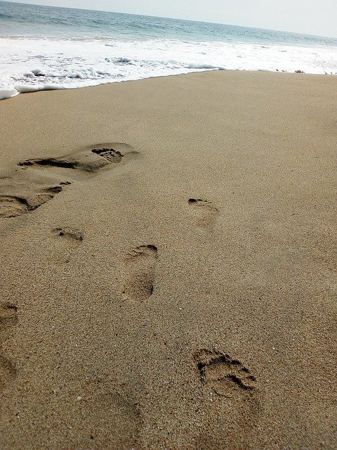 Descarga gratuita Beach Footsteps: foto o imagen gratuita para editar con el editor de imágenes en línea GIMP