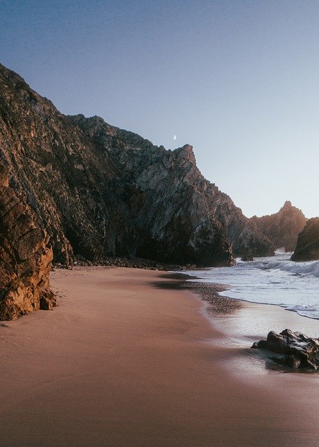 Scarica gratuitamente un'immagine gratuita di spiaggia, sabbia, montagna, costa, onde, da modificare con l'editor di immagini online gratuito GIMP