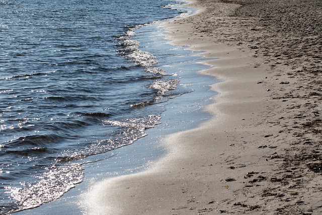 Bezpłatne pobieranie plaży brzeg piasek morze ocean darmowe zdjęcie do edycji za pomocą bezpłatnego internetowego edytora obrazów GIMP
