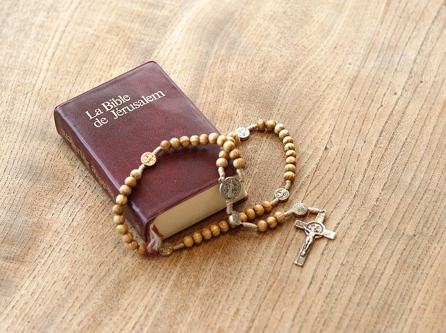 Descarga gratuita de la plantilla de fotos gratuita Bible Rosary Religion para editar con el editor de imágenes en línea GIMP