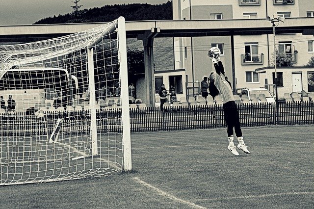 دانلود رایگان عکس دروازه بان فوتبال سیاه و سفید رایگان برای ویرایش با ویرایشگر تصویر آنلاین رایگان GIMP