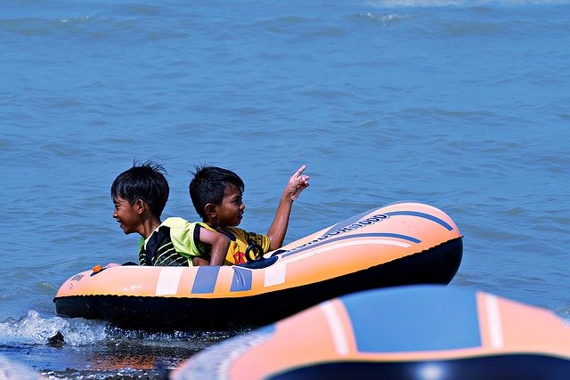 قم بتنزيل صورة مجانية للأطفال على شكل قارب عائم محيط البحر ليتم تحريرها باستخدام محرر الصور المجاني على الإنترنت من GIMP