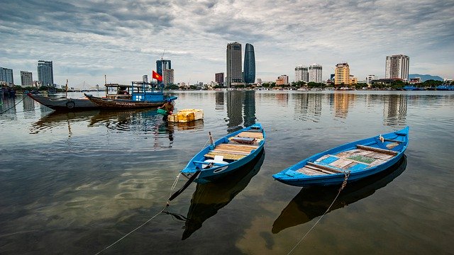Scarica gratis barche da pesca barche da pesca fiume paesaggio urbano immagine gratuita da modificare con GIMP editor di immagini online gratuito