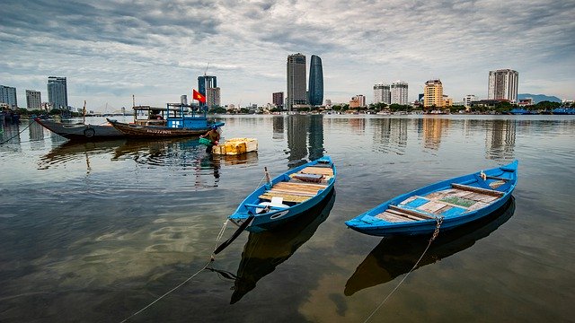 Безкоштовно завантажити човни рибальські човни річка міський пейзаж безкоштовне зображення для редагування за допомогою безкоштовного онлайн-редактора зображень GIMP