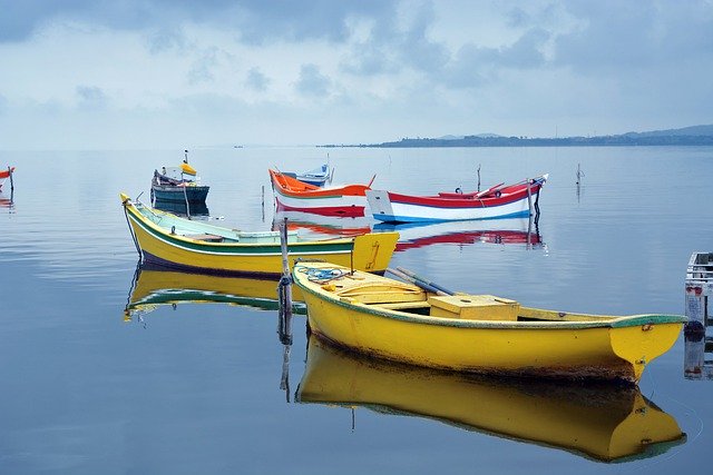 Téléchargement gratuit d'une image gratuite de voyage en bateau en bateau sur un plan d'eau à modifier avec l'éditeur d'images en ligne gratuit GIMP