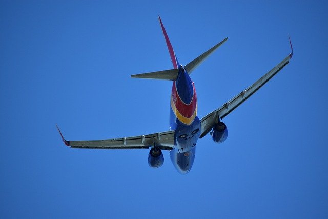 Bezpłatne pobieranie darmowego zdjęcia samolotu Boeing 737 podbrzusza do edycji za pomocą bezpłatnego internetowego edytora obrazów GIMP