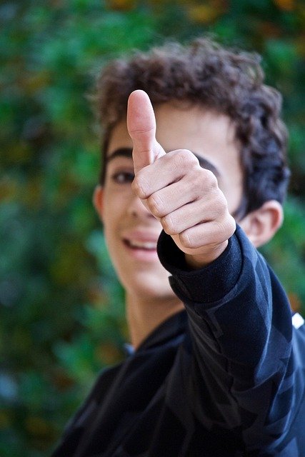 Kostenloser Download Junge lächelt Daumen hoch positives kostenloses Bild, das mit dem kostenlosen Online-Bildeditor GIMP bearbeitet werden kann