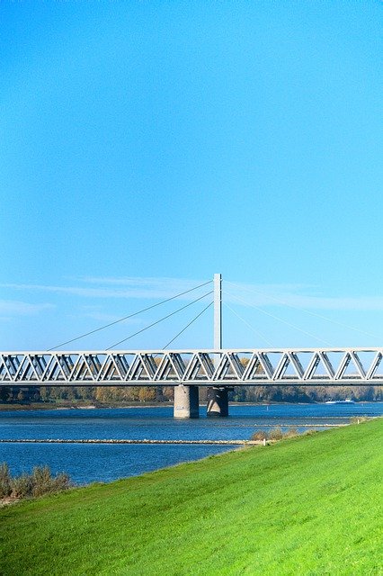 Téléchargement gratuit d'une image gratuite du barrage d'écoulement du pont sur les berges du Rhin à modifier avec l'éditeur d'images en ligne gratuit GIMP