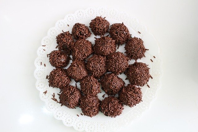 Téléchargement gratuit brigadeiro dessert alimentaire au chocolat image gratuite à éditer avec l'éditeur d'images en ligne gratuit GIMP
