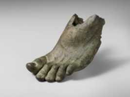 ດາວໂຫຼດຟຣີ Bronze ຕີນຊ້າຍທີ່ມີຮ່ອງຮອຍຂອງສາຍ sandal ບໍ່ເສຍຄ່າຮູບພາບຫຼືຮູບພາບທີ່ຈະແກ້ໄຂດ້ວຍ GIMP ບັນນາທິການຮູບພາບອອນໄລນ໌