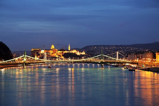 הורדה חינם של טירת נהר בודפשט תמונה בחינם לעריכה עם עורך תמונות מקוון בחינם של GIMP