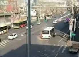 Descărcare gratuită Autobuzul din CHINA ia foc... mulți oameni rămân fără autobuz în flăcări! miniatură gratuită a unei fotografii sau a unei imagini pentru a fi editată cu editorul de imagini online GIMP