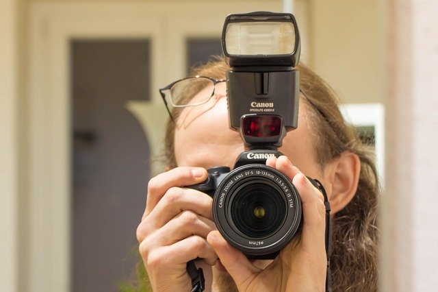 GIMP സൗജന്യ ഓൺലൈൻ ഇമേജ് എഡിറ്റർ ഉപയോഗിച്ച് എഡിറ്റ് ചെയ്യുന്നതിനായി സൗജന്യ ഡൗൺലോഡ് ക്യാമറ കാനൻ ലെൻസ് ഫോട്ടോ എടുക്കുന്നു