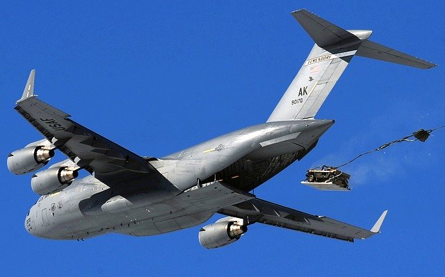 Descărcare gratuită cargo jet c 17 airdrop humvee sky imagine gratuită pentru a fi editată cu editorul de imagini online gratuit GIMP