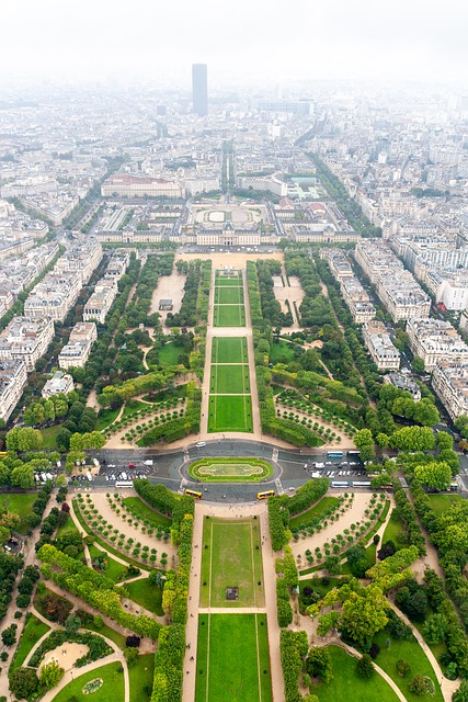 免费下载法国巴黎战神公园免费图片，使用 GIMP 免费在线图像编辑器进行编辑