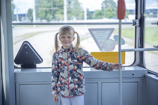 Kostenloser Download Kinderbus Straßenbahn glückliches kostenloses Bild, das mit dem kostenlosen Online-Bildeditor GIMP bearbeitet werden kann