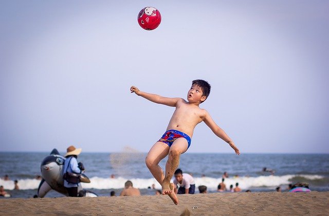 Bezpłatne pobieranie dzieci chłopiec piłka nożna morze darmowe zdjęcie do edycji za pomocą bezpłatnego internetowego edytora obrazów GIMP