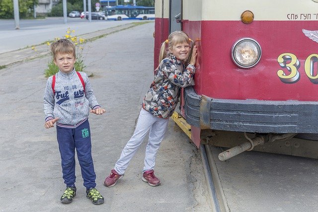 Kostenloser Download Kinderbus Straßenbahn glückliches kostenloses Bild, das mit dem kostenlosen Online-Bildeditor GIMP bearbeitet werden kann