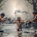 Children playing slap water  screen for extension Chrome web store in OffiDocs Chromium