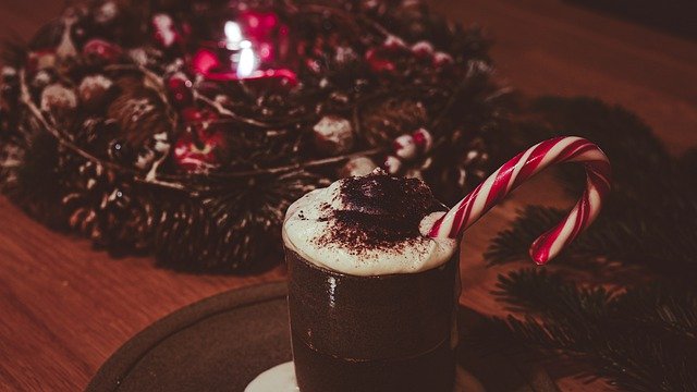 Scarica gratuitamente l'immagine gratuita della torta di Natale e della bevanda al cioccolato da modificare con l'editor di immagini online gratuito GIMP