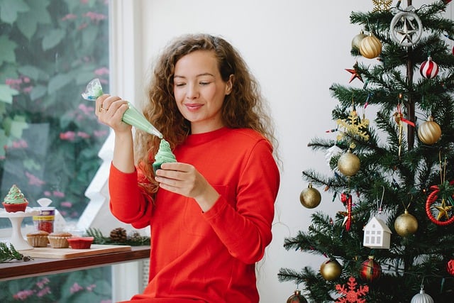 Unduh gratis gambar kue wanita hari natal gratis untuk diedit dengan editor gambar online gratis GIMP