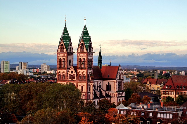 Scarica gratuitamente l'immagine gratuita della chiesa di Friburgo in Brisgovia da modificare con l'editor di immagini online gratuito GIMP