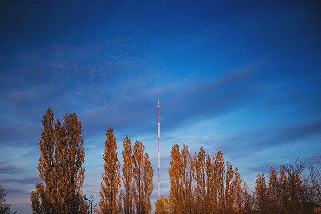 تنزيل صورة مجانية لعمارة المدينة ذات السحب الزرقاء fm ليتم تحريرها باستخدام محرر الصور المجاني على الإنترنت من GIMP