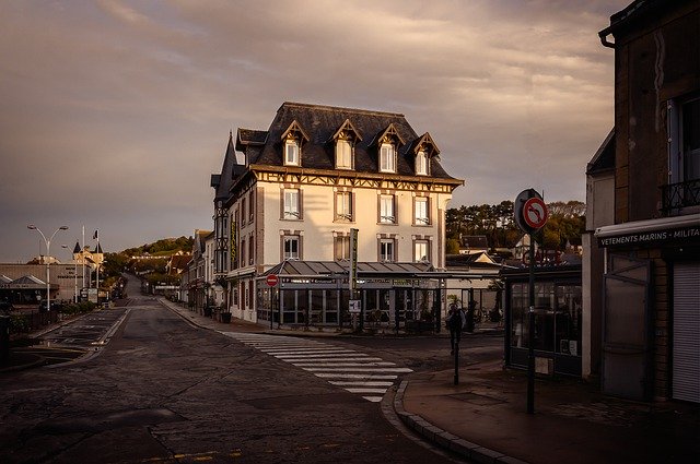 Baixe gratuitamente a imagem gratuita da casa da cidade na França para ser editada com o editor de imagens on-line gratuito do GIMP