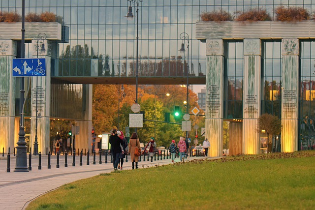 دانلود رایگان تصویر شهری در حال پیاده روی افراد عصرگاهی برای ویرایش با ویرایشگر تصویر آنلاین رایگان GIMP