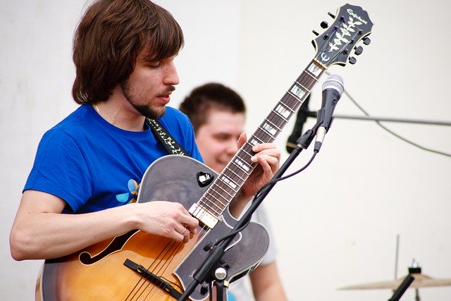 Free graphic city street musicians concert music to be edited by GIMP free image editor by OffiDocs