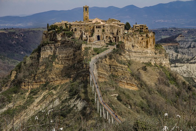 Бесплатно скачать город Чивита-ди-Баньореджо на вершине холма бесплатное изображение для редактирования с помощью бесплатного онлайн-редактора изображений GIMP