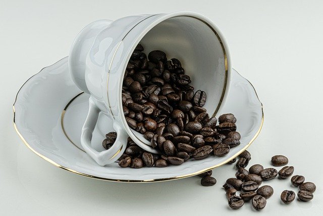 Scarica gratuitamente l'immagine gratuita del piattino della tazza dei chicchi di caffè del caffè da modificare con l'editor di immagini online gratuito GIMP