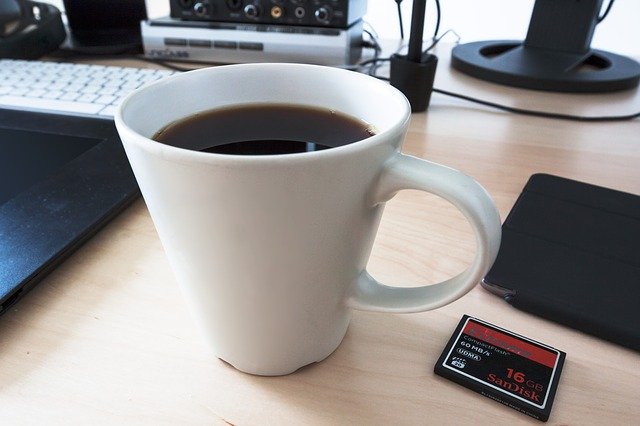 Scarica gratis l'immagine gratuita della scheda di memoria sul posto di lavoro della tazza di caffè da modificare con l'editor di immagini online gratuito GIMP
