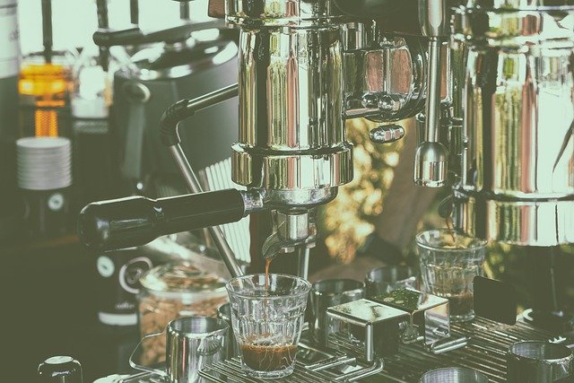 Scarica gratuitamente l'immagine gratuita del riflesso del caffè della macchina per il caffè da modificare con l'editor di immagini online gratuito GIMP