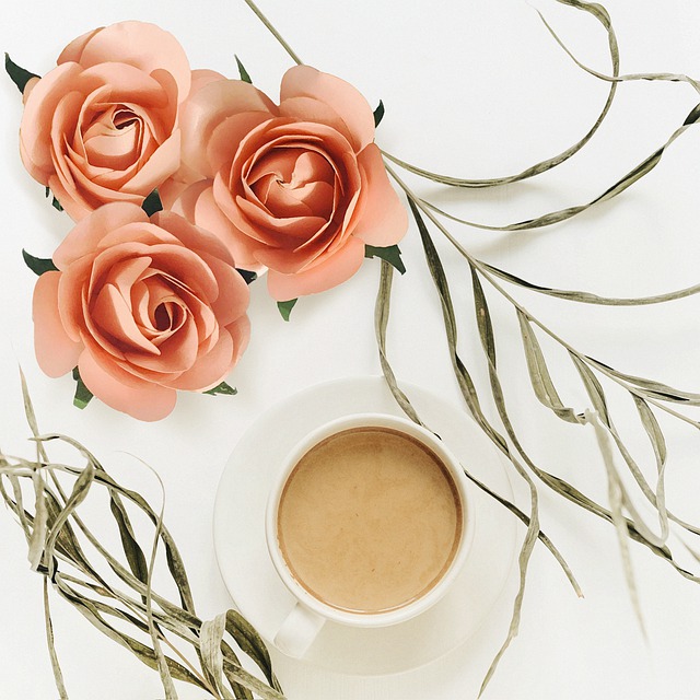 Безкоштовно завантажте каву, вид зверху, троянди, троянди, солодкі безкоштовні зображення для редагування за допомогою безкоштовного онлайн-редактора зображень GIMP