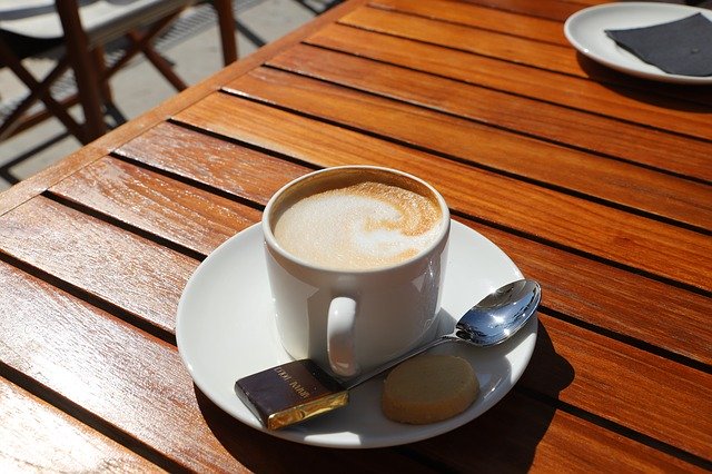 Baixe gratuitamente a imagem gratuita mais quente da bebida de café expresso em madeira de café a ser editada com o editor de imagens on-line gratuito do GIMP