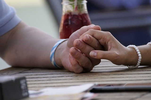 Darmowe pobieranie para rąk trzyma się za ręce pierwsza randka darmowe zdjęcie do edycji za pomocą bezpłatnego internetowego edytora obrazów GIMP