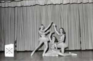 Безкоштовно завантажте безкоштовну фотографію або малюнок Dancers 1955 для редагування за допомогою онлайн-редактора зображень GIMP