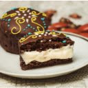 Delicious chocolate cupcakes with cream served on table  screen for extension Chrome web store in OffiDocs Chromium