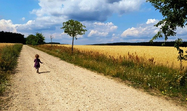 Bezpłatne pobieranie polnej drodze dziecko biegające zagraj w darmowe zdjęcie do edycji za pomocą bezpłatnego internetowego edytora obrazów GIMP
