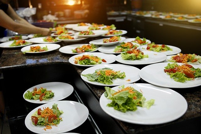 Bezpłatne pobieranie potraw z bogatych w żywność talerzy żywnościowych darmowe zdjęcie do edycji za pomocą bezpłatnego internetowego edytora obrazów GIMP