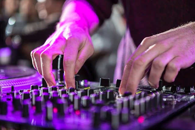 Free download dj mixer turntable hands free picture to be edited with GIMP free online image editor