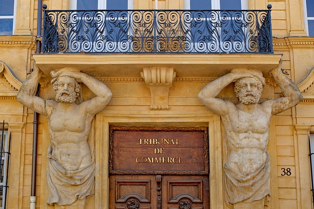 Bezpłatne pobieranie posągu drzwi fasada starożytnego atlantu darmowe zdjęcie do edycji za pomocą bezpłatnego internetowego edytora obrazów GIMP