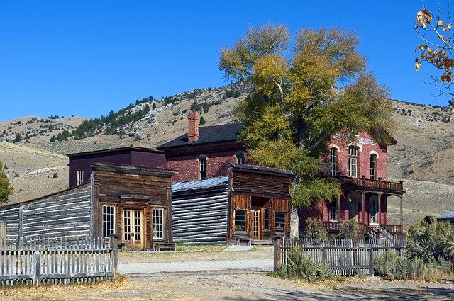 Download gratuito Modello di foto gratuito Downtown Bannack Buildings Hotel da modificare con l'editor di immagini online GIMP