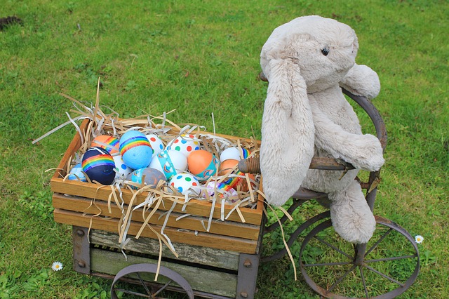 Бесплатно скачать окрашенные яйца кролика материал для гнездования бесплатное изображение для редактирования с помощью бесплатного онлайн-редактора изображений GIMP